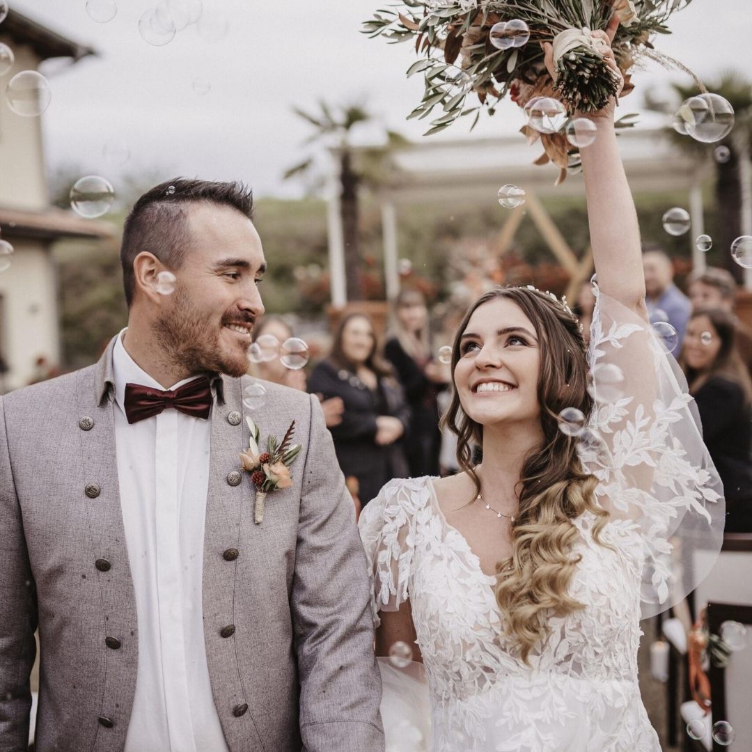 Ein Brautpaar, dass ihre Hochzeit genießt, weil Catharina als Hochzeitsplanerin alles erledigt hat.