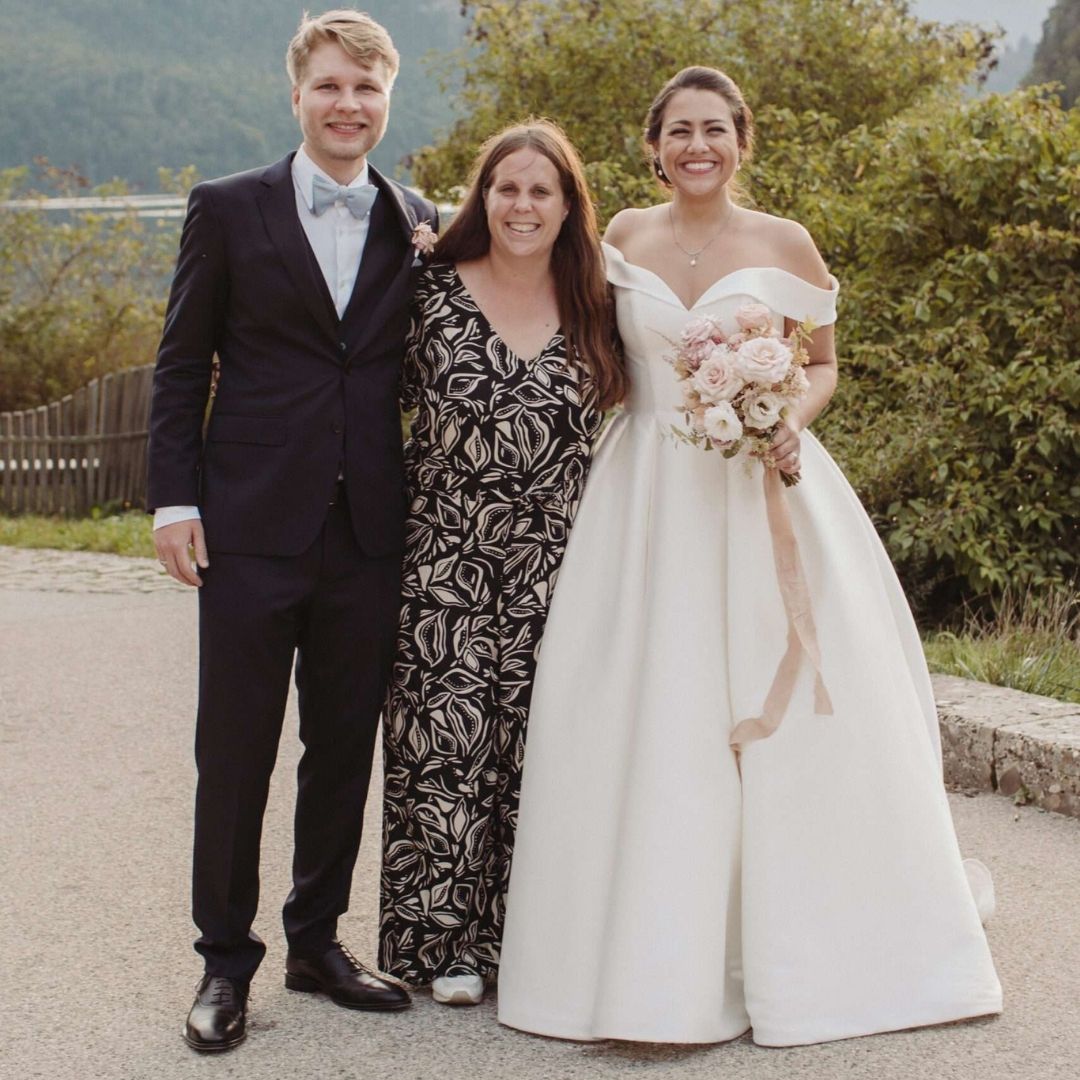 Catharina Russell mit einem glücklichen Hochzeitspaar, nachdem sie die Planung übernommen hat.