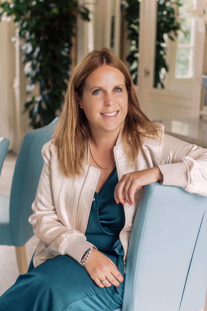 Catharina Russell - Hochzeitsplanerin Frankfurt Catharina Russel im Portrait auf einem weißen Hintergrund.