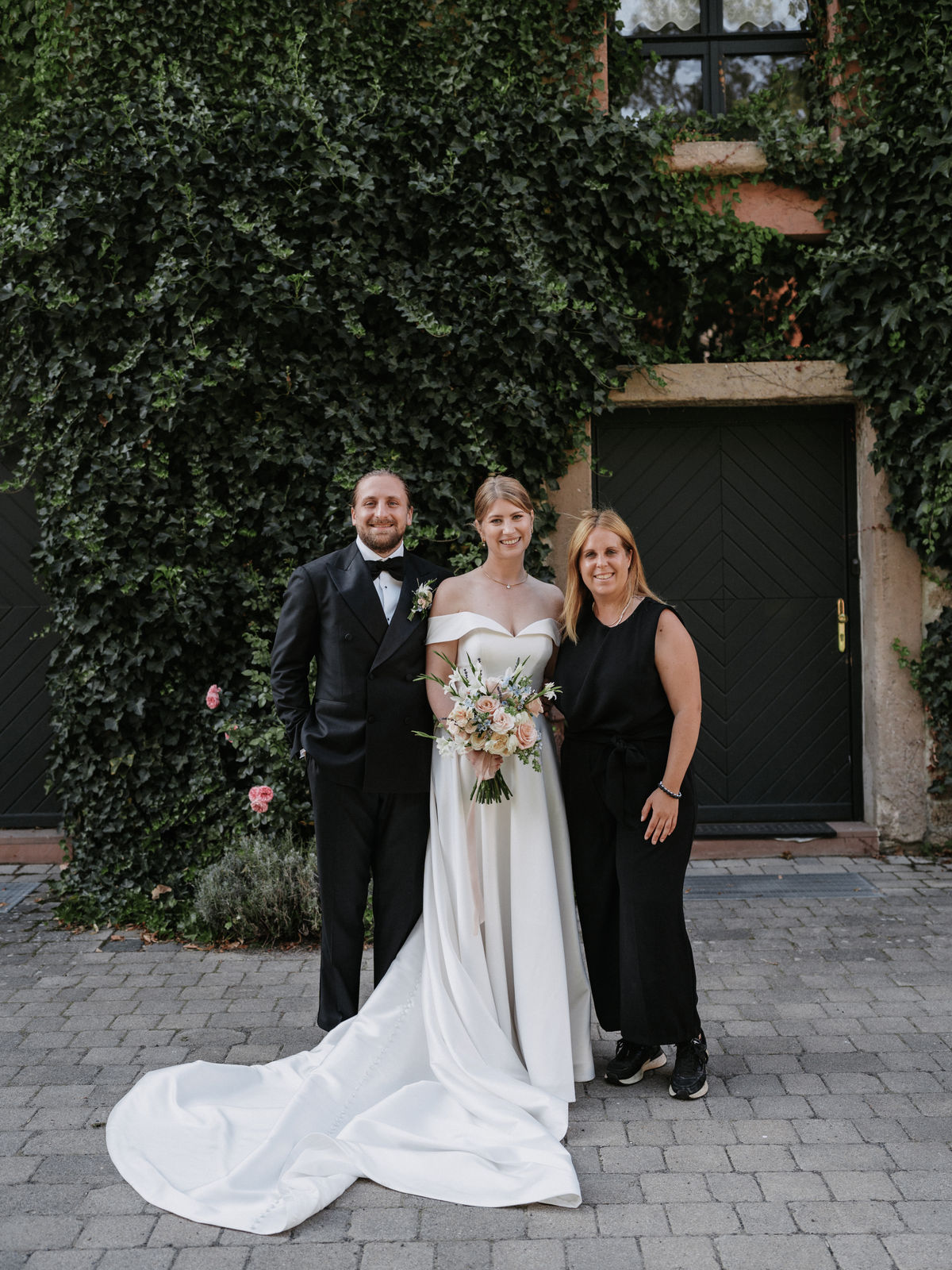 Catharina Russell mit einem glücklichen Hochzeitspaar, nachdem sie die Planung übernommen hat.