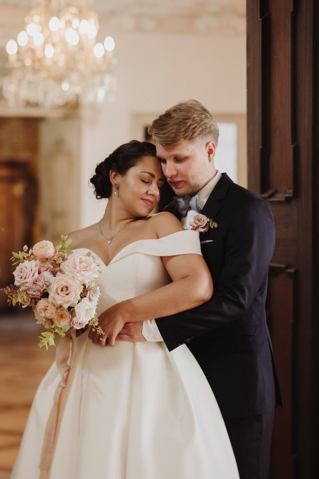 Ein Brautpaar, dass ihre Hochzeit genießt, weil Catharina als Hochzeitsplanerin alles erledigt hat.